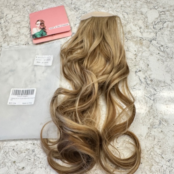 Curly ponytail hair extensions. 18' inches long has a blond mix color - Picture 4 of 9